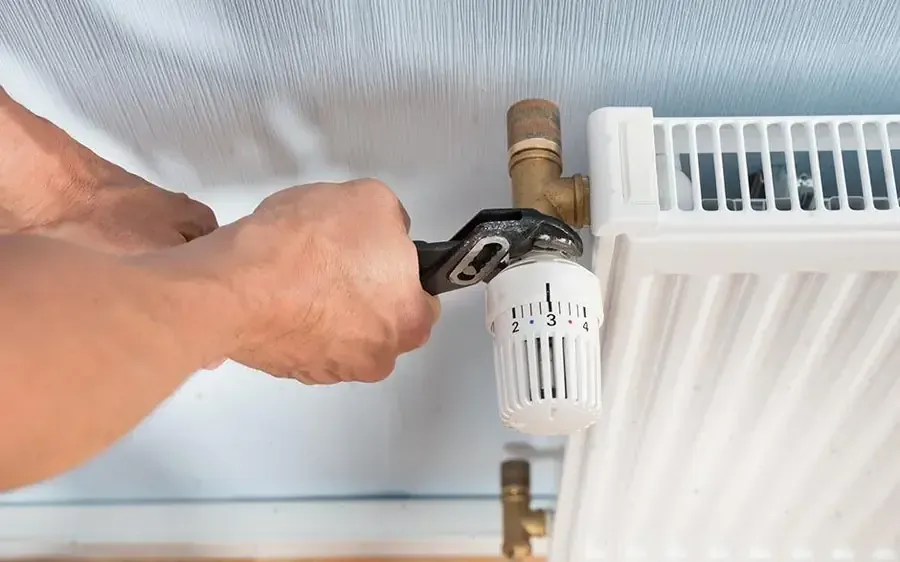 Réglage d'un robinet thermostatique de radiateur après désembouage à Créteil